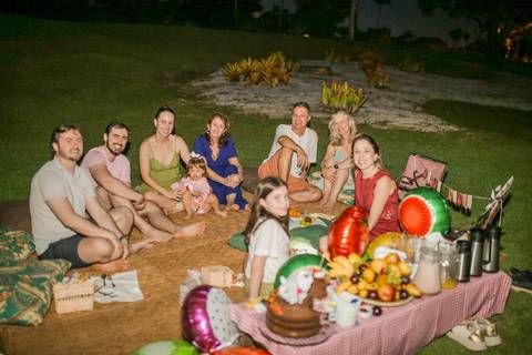 As crianças crescem num piscar de olhos e as férias passam voando. Mas um ensaio fotográfico profissional tem o poder de parar o tempo. Daqui a alguns anos, você vai olhar para essas fotos e lembrar exatamente do som das risadas deles na grama'