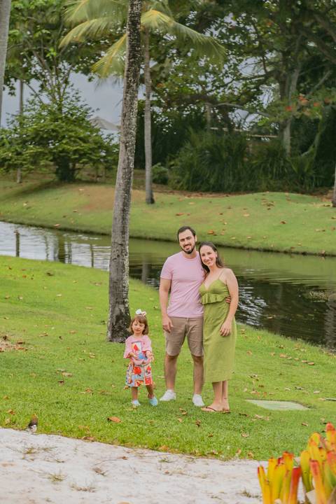 A brisa do coqueiral, o pé na grama e a luz suave de um fim de tarde baiano. O registro da infância dos seus filhos merece mais do que fotos de celular. Merece a sensibilidade de um olhar atento para guardar a essência de cada risada.'