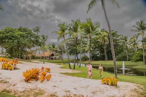 A brisa do coqueiral, o pé na grama e a luz suave de um fim de tarde baiano. O registro da infância dos seus filhos merece mais do que fotos de celular. Merece a sensibilidade de um olhar atento para guardar a essência de cada risada.'