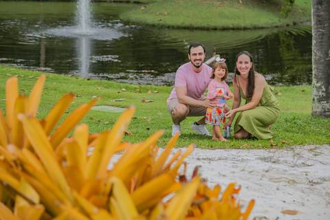 A brisa do coqueiral, o pé na grama e a luz suave de um fim de tarde baiano. O registro da infância dos seus filhos merece mais do que fotos de celular. Merece a sensibilidade de um olhar atento para guardar a essência de cada risada.'