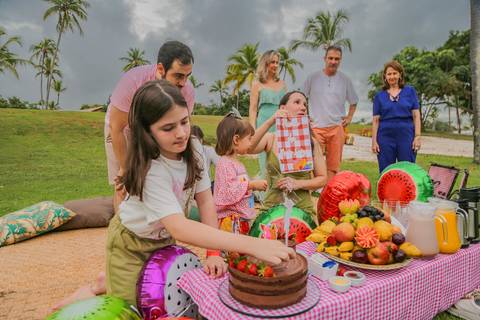 Momentos assim não acontecem todos os dias. Reunir a família no gramado do resort para um piquenique é criar um espaço onde a única regra é se divertir — e eu estou aqui para garantir que você não perca nenhum detalhe dessa conexão.'