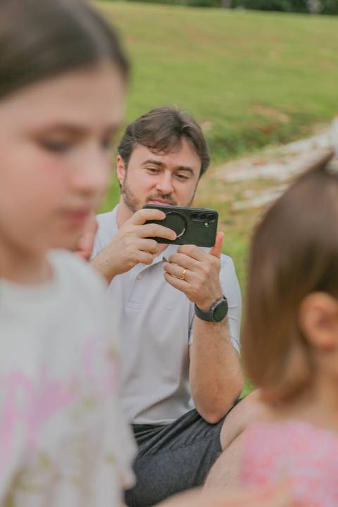 Momentos assim não acontecem todos os dias. Reunir a família no gramado do resort para um piquenique é criar um espaço onde a única regra é se divertir — e eu estou aqui para garantir que você não perca nenhum detalhe dessa conexão.'