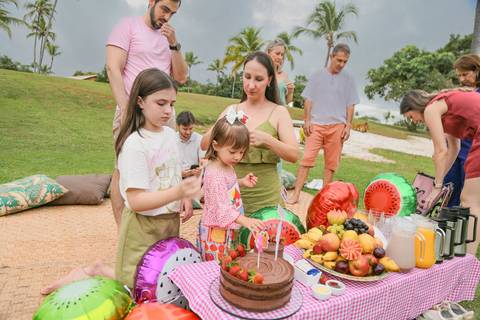 Momentos assim não acontecem todos os dias. Reunir a família no gramado do resort para um piquenique é criar um espaço onde a única regra é se divertir — e eu estou aqui para garantir que você não perca nenhum detalhe dessa conexão.'