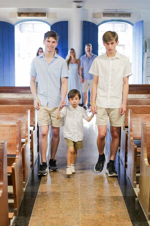 Planejando sua viagem em família para a Praia do Forte? A encantadora Igreja de São Francisco de Assis é parada obrigatória no vilarejo. Guarde a emoção de reunir quem você ama com um ensaio fotográfico emocionante à beira-mar.'