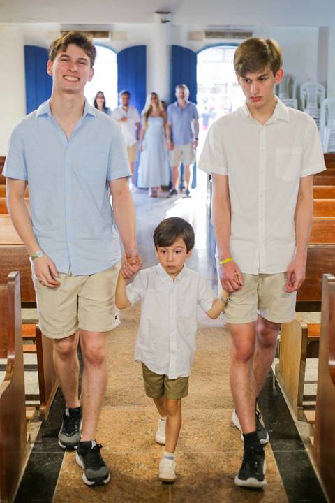 Planejando sua viagem em família para a Praia do Forte? A encantadora Igreja de São Francisco de Assis é parada obrigatória no vilarejo. Guarde a emoção de reunir quem você ama com um ensaio fotográfico emocionante à beira-mar.'