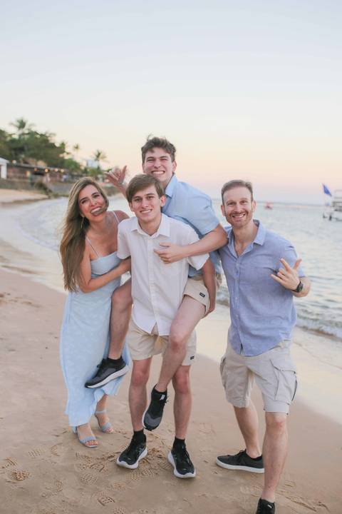 Viajar para a Praia do Forte para comemorar Bodas de Ouro em família é uma experiência única. Guarde cada abraço e sorriso da renovação de votos na igrejinha da praia com um ensaio emocionante e cheio de luz natural da Bahia.'