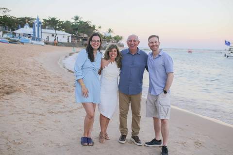 Planejando comemorar as Bodas de Ouro em Praia do Forte? Reunir a família na Bahia para celebrar 50 anos de união merece fotos profissionais repletas de emoção. Registre essa data especial com um fotógrafo local experiente.'