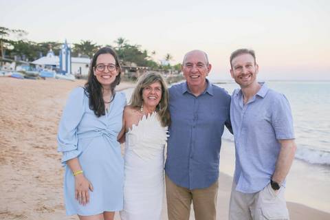 Planejando comemorar as Bodas de Ouro em Praia do Forte? Reunir a família na Bahia para celebrar 50 anos de união merece fotos profissionais repletas de emoção. Registre essa data especial com um fotógrafo local experiente.'