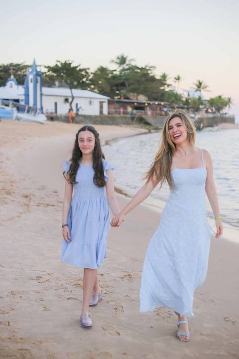 Planejando comemorar as Bodas de Ouro em Praia do Forte? Reunir a família na Bahia para celebrar 50 anos de união merece fotos profissionais repletas de emoção. Registre essa data especial com um fotógrafo local experiente.'
