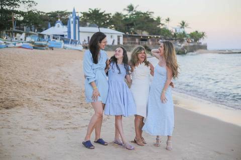 Planejando comemorar as Bodas de Ouro em Praia do Forte? Reunir a família na Bahia para celebrar 50 anos de união merece fotos profissionais repletas de emoção. Registre essa data especial com um fotógrafo local experiente.'
