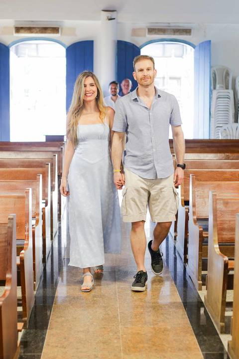 Planejando sua viagem em família para a Praia do Forte? A encantadora Igreja de São Francisco de Assis é parada obrigatória no vilarejo. Guarde a emoção de reunir quem você ama com um ensaio fotográfico emocionante à beira-mar.'