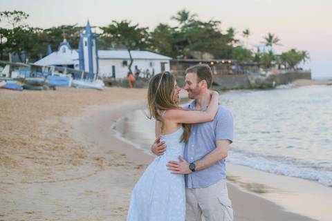 Celebre as Bodas de Ouro em uma inesquecível viagem em família para a Praia do Forte. A bênção na igrejinha da vila cria memórias eternas dos 50 anos de casados. O cenário baiano perfeito para eternizar o amor de gerações.'