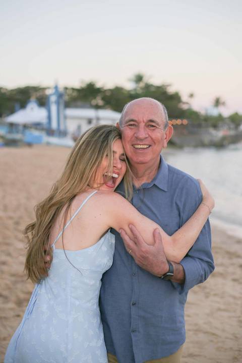 Celebre as Bodas de Ouro em uma inesquecível viagem em família para a Praia do Forte. A bênção na igrejinha da vila cria memórias eternas dos 50 anos de casados. O cenário baiano perfeito para eternizar o amor de gerações.'