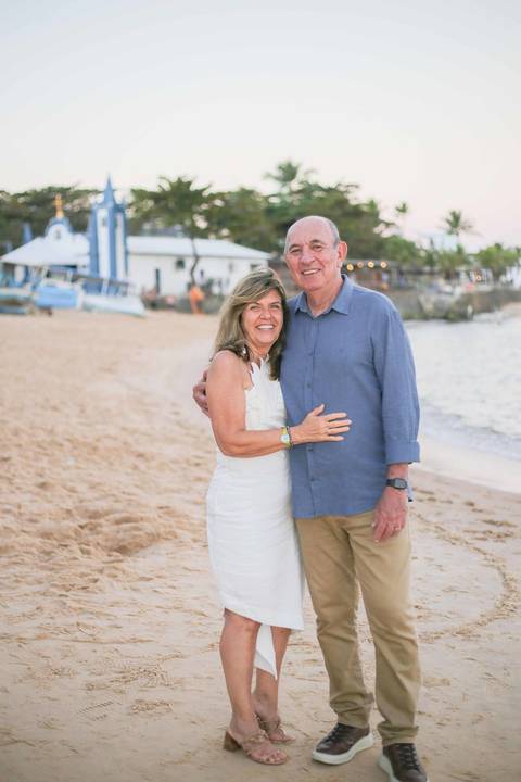Celebre as Bodas de Ouro em uma inesquecível viagem em família para a Praia do Forte. A bênção na igrejinha da vila cria memórias eternas dos 50 anos de casados. O cenário baiano perfeito para eternizar o amor de gerações.'