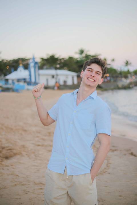 Viajar para a Praia do Forte em família é criar memórias que duram para sempre. Registre os olhares, risadas e a cumplicidade do seu grupo enquanto exploram as praias e a cultura do litoral norte da Bahia. Agende seu ensaio!'