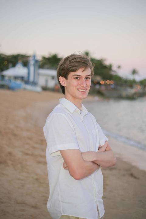 Procurando as melhores dicas para viajar em família para a Praia do Forte? Curta o clima acolhedor da vila e eternize sorrisos espontâneos. Um ensaio fotográfico de férias transforma seu passeio baiano em uma recordação única.'