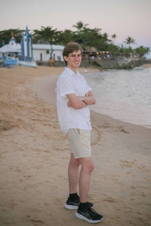 Procurando as melhores dicas para viajar em família para a Praia do Forte? Curta o clima acolhedor da vila e eternize sorrisos espontâneos. Um ensaio fotográfico de férias transforma seu passeio baiano em uma recordação única.'