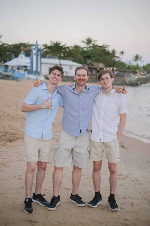 Procurando as melhores dicas para viajar em família para a Praia do Forte? Curta o clima acolhedor da vila e eternize sorrisos espontâneos. Um ensaio fotográfico de férias transforma seu passeio baiano em uma recordação única.'