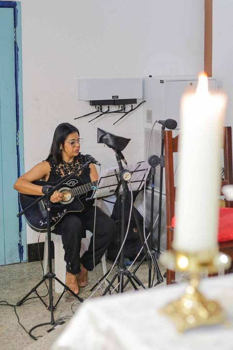 Planejando sua viagem em família para a Praia do Forte? A encantadora Igreja de São Francisco de Assis é parada obrigatória no vilarejo. Guarde a emoção de reunir quem você ama com um ensaio fotográfico emocionante à beira-mar.'