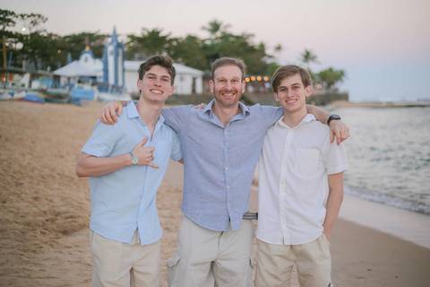 Procurando as melhores dicas para viajar em família para a Praia do Forte? Curta o clima acolhedor da vila e eternize sorrisos espontâneos. Um ensaio fotográfico de férias transforma seu passeio baiano em uma recordação única.'