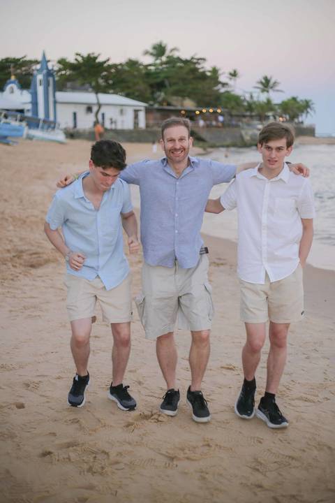 Procurando as melhores dicas para viajar em família para a Praia do Forte? Curta o clima acolhedor da vila e eternize sorrisos espontâneos. Um ensaio fotográfico de férias transforma seu passeio baiano em uma recordação única.'