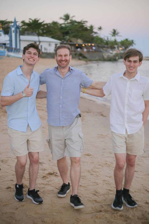 Procurando as melhores dicas para viajar em família para a Praia do Forte? Curta o clima acolhedor da vila e eternize sorrisos espontâneos. Um ensaio fotográfico de férias transforma seu passeio baiano em uma recordação única.'