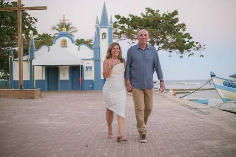 O que fazer na Praia do Forte com a família? Além das piscinas naturais e do Projeto Tamar, registrar a união familiar com um fotógrafo local garante recordações eternas da sua viagem para o litoral norte baiano. Marque sua sessão!'