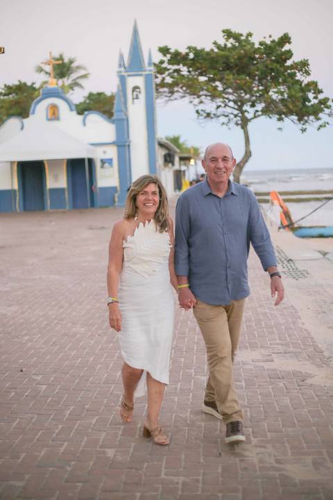 O que fazer na Praia do Forte com a família? Além das piscinas naturais e do Projeto Tamar, registrar a união familiar com um fotógrafo local garante recordações eternas da sua viagem para o litoral norte baiano. Marque sua sessão!'