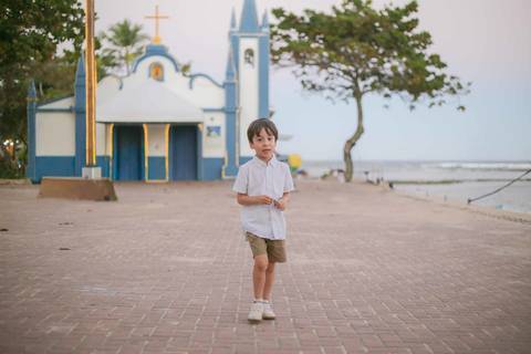 O que fazer na Praia do Forte com a família? Além das piscinas naturais e do Projeto Tamar, registrar a união familiar com um fotógrafo local garante recordações eternas da sua viagem para o litoral norte baiano. Marque sua sessão!'