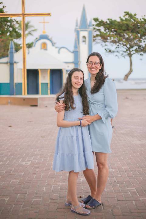 O que fazer na Praia do Forte com a família? Além das piscinas naturais e do Projeto Tamar, registrar a união familiar com um fotógrafo local garante recordações eternas da sua viagem para o litoral norte baiano. Marque sua sessão!'