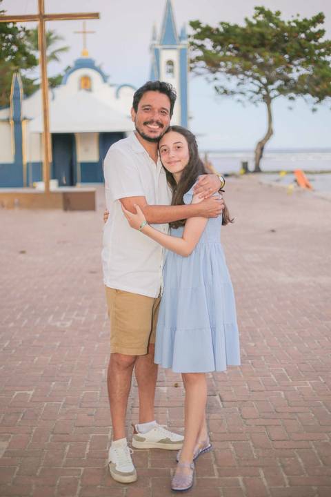 O que fazer na Praia do Forte com a família? Além das piscinas naturais e do Projeto Tamar, registrar a união familiar com um fotógrafo local garante recordações eternas da sua viagem para o litoral norte baiano. Marque sua sessão!'