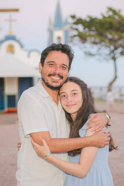 O que fazer na Praia do Forte com a família? Além das piscinas naturais e do Projeto Tamar, registrar a união familiar com um fotógrafo local garante recordações eternas da sua viagem para o litoral norte baiano. Marque sua sessão!'