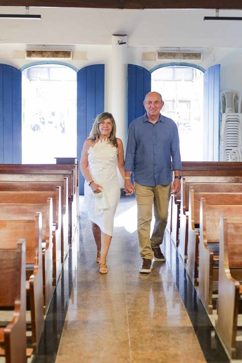 Planejando sua viagem em família para a Praia do Forte? A encantadora Igreja de São Francisco de Assis é parada obrigatória no vilarejo. Guarde a emoção de reunir quem você ama com um ensaio fotográfico emocionante à beira-mar.'