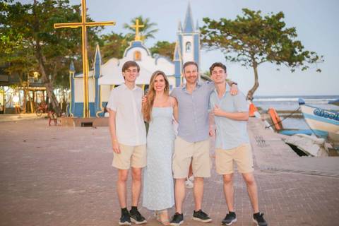 O que fazer na Praia do Forte com a família? Além das piscinas naturais e do Projeto Tamar, registrar a união familiar com um fotógrafo local garante recordações eternas da sua viagem para o litoral norte baiano. Marque sua sessão!'