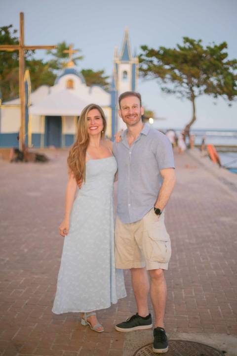 Planejando sua viagem em família para a Praia do Forte? A encantadora Igreja de São Francisco de Assis é parada obrigatória no vilarejo. Guarde a emoção de reunir quem você ama com um ensaio fotográfico emocionante à beira-mar.'