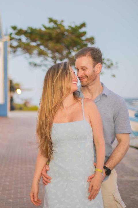 O que fazer na Praia do Forte com a família? Além das piscinas naturais e do Projeto Tamar, registrar a união familiar com um fotógrafo local garante recordações eternas da sua viagem para o litoral norte baiano. Marque sua sessão!'