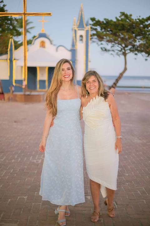 Planejando sua viagem em família para a Praia do Forte? A encantadora Igreja de São Francisco de Assis é parada obrigatória no vilarejo. Guarde a emoção de reunir quem você ama com um ensaio fotográfico emocionante à beira-mar.'