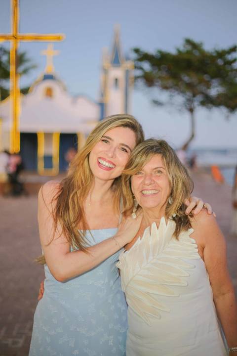 Planejando sua viagem em família para a Praia do Forte? A encantadora Igreja de São Francisco de Assis é parada obrigatória no vilarejo. Guarde a emoção de reunir quem você ama com um ensaio fotográfico emocionante à beira-mar.'