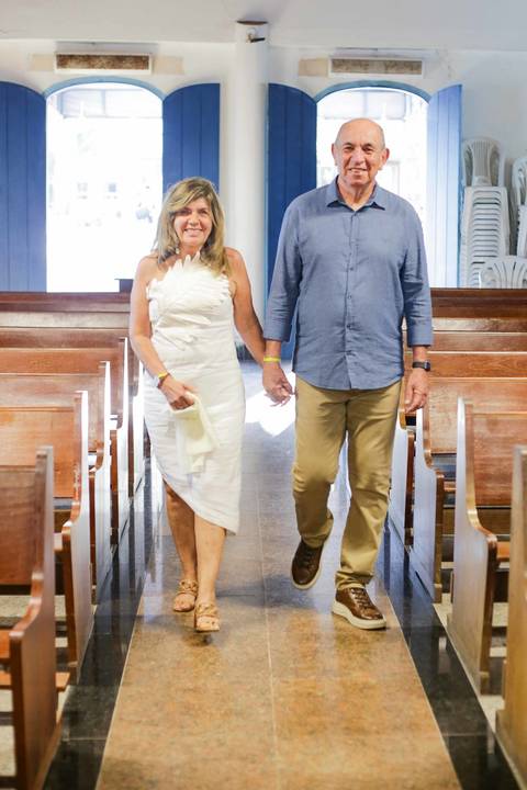 Planejando sua viagem em família para a Praia do Forte? A encantadora Igreja de São Francisco de Assis é parada obrigatória no vilarejo. Guarde a emoção de reunir quem você ama com um ensaio fotográfico emocionante à beira-mar.'