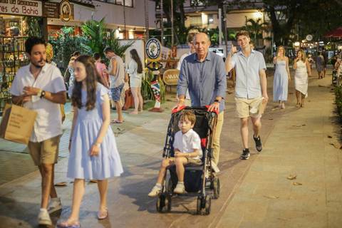 Planeje sua viagem para a Praia do Forte e viva momentos relaxantes no litoral baiano. Um ensaio em família na igrejinha da praia é a lembrança perfeita das suas férias. Guarde esse capítulo com muita emoção e sensibilidade.'