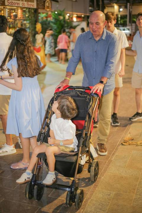 Planeje sua viagem para a Praia do Forte e viva momentos relaxantes no litoral baiano. Um ensaio em família na igrejinha da praia é a lembrança perfeita das suas férias. Guarde esse capítulo com muita emoção e sensibilidade.'