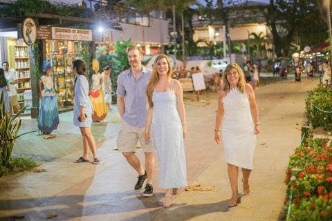 Planeje sua viagem para a Praia do Forte e viva momentos relaxantes no litoral baiano. Um ensaio em família na igrejinha da praia é a lembrança perfeita das suas férias. Guarde esse capítulo com muita emoção e sensibilidade.'