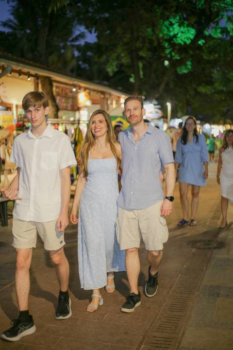 Planeje sua viagem para a Praia do Forte e viva momentos relaxantes no litoral baiano. Um ensaio em família na igrejinha da praia é a lembrança perfeita das suas férias. Guarde esse capítulo com muita emoção e sensibilidade.'