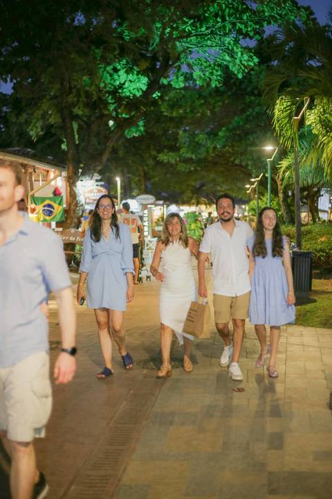 Planeje sua viagem para a Praia do Forte e viva momentos relaxantes no litoral baiano. Um ensaio em família na igrejinha da praia é a lembrança perfeita das suas férias. Guarde esse capítulo com muita emoção e sensibilidade.'