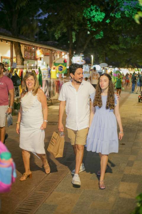 Planeje sua viagem para a Praia do Forte e viva momentos relaxantes no litoral baiano. Um ensaio em família na igrejinha da praia é a lembrança perfeita das suas férias. Guarde esse capítulo com muita emoção e sensibilidade.'