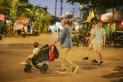 Planeje sua viagem para a Praia do Forte e viva momentos relaxantes no litoral baiano. Um ensaio em família na igrejinha da praia é a lembrança perfeita das suas férias. Guarde esse capítulo com muita emoção e sensibilidade.'