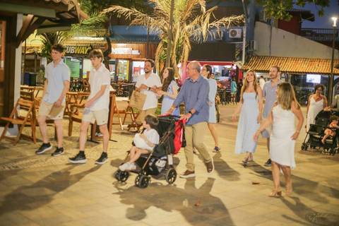 Planeje sua viagem para a Praia do Forte e viva momentos relaxantes no litoral baiano. Um ensaio em família na igrejinha da praia é a lembrança perfeita das suas férias. Guarde esse capítulo com muita emoção e sensibilidade.'