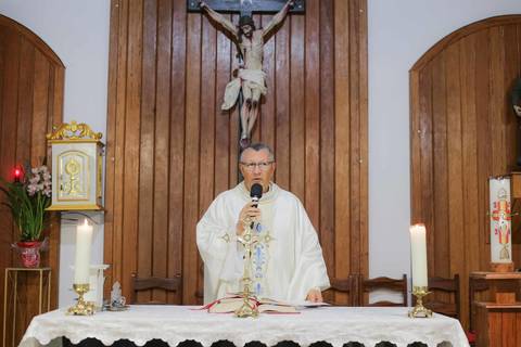 Comemorar Bodas de Ouro na Igreja de São Francisco de Assis transforma sua viagem em família para a Praia do Forte em um momento inesquecível. Eternize a renovação de 50 anos de amor no cenário mais bonito do litoral baiano.'