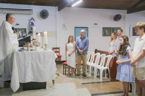 Planejando as Bodas de Ouro dos seus pais? A celebração na Igreja de São Francisco de Assis une fé e beleza em Praia do Forte. Garanta fotos inesquecíveis da sua viagem em família com a sensibilidade de um fotógrafo local.'