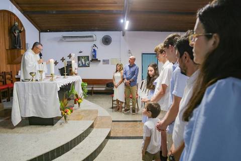 Planejando as Bodas de Ouro dos seus pais? A celebração na Igreja de São Francisco de Assis une fé e beleza em Praia do Forte. Garanta fotos inesquecíveis da sua viagem em família com a sensibilidade de um fotógrafo local.'